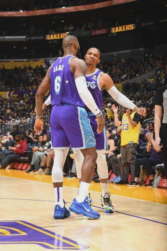 杰伦·约翰逊30+12+12助老鹰终结连败，首次连场三双（杰伦-约翰逊轰30+12+12助老鹰止颓，生涯首次连场三双）