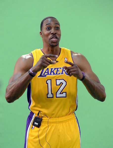 默特萨克、于大宝观战梅州U15vs浙江U15，并与小球员互动（默特萨克与于大宝现场观看梅州U15对浙江U15，并与小球员亲切互动）