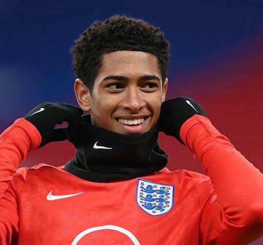 26岁姆巴佩获评10分+MVP：无敌一条龙+飙2世界波,现场视角太牛了（26岁姆巴佩10分满分当选MVP：无解一条龙+连轰两记世界波，现场视角炸裂）