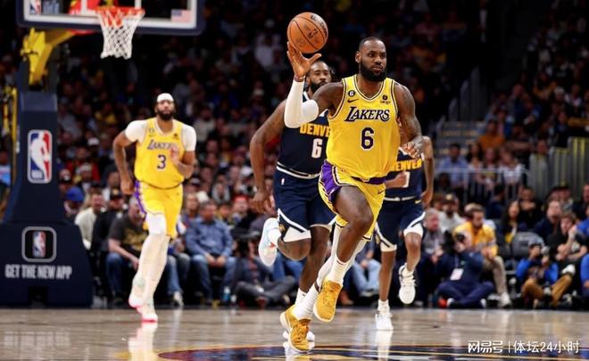 为何亲斯内德？穆帅：斯内德给了我三冠王，那是最棒的一年（穆帅回应亲斯内德：他助我成就三冠，那是我最好的一个赛季）