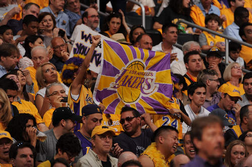 湖人vs猛龙首发：里夫斯搭档詹皇PK英格拉姆&巴恩斯（湖人战猛龙首发：詹皇联手里夫斯，对阵英格拉姆与巴恩斯）