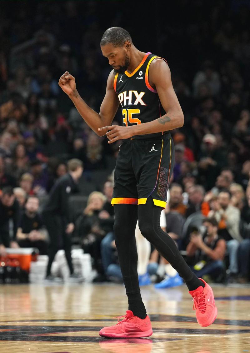 体操新星斩获五金 赛艇健儿破浪夺魁“东莞飞人”卫冕落泪（体操新秀豪取五金 赛艇桨手乘风折桂“东莞飞人”卫冕泪洒赛场）