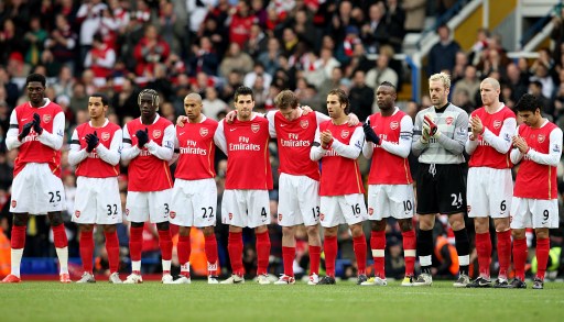 媒体人：北京国安要解散是假消息，想要帮助国安的人有很多（媒体人辟谣：北京国安解散传言不实，愿助国安者众多）