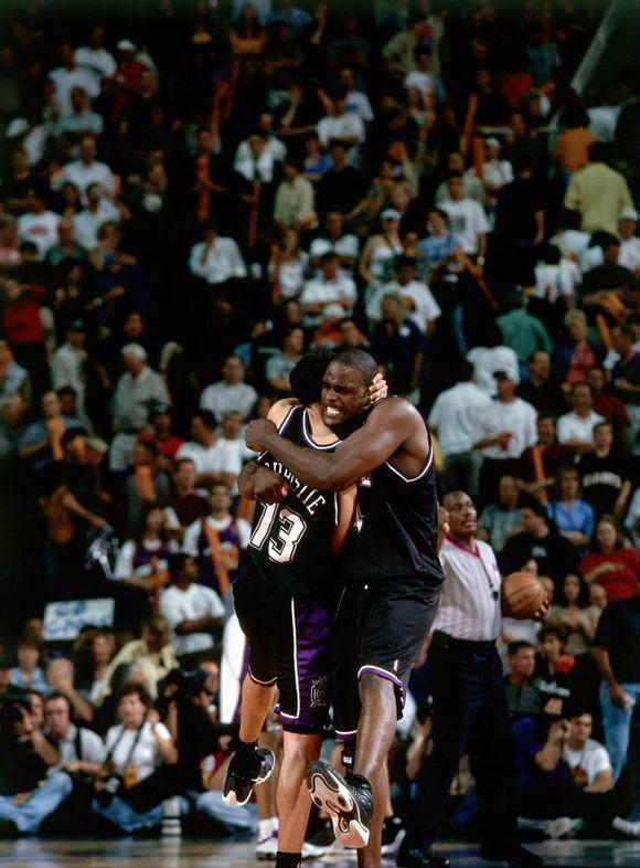 詹姆斯关键三分绝杀比赛（詹姆斯压哨三分定胜负）