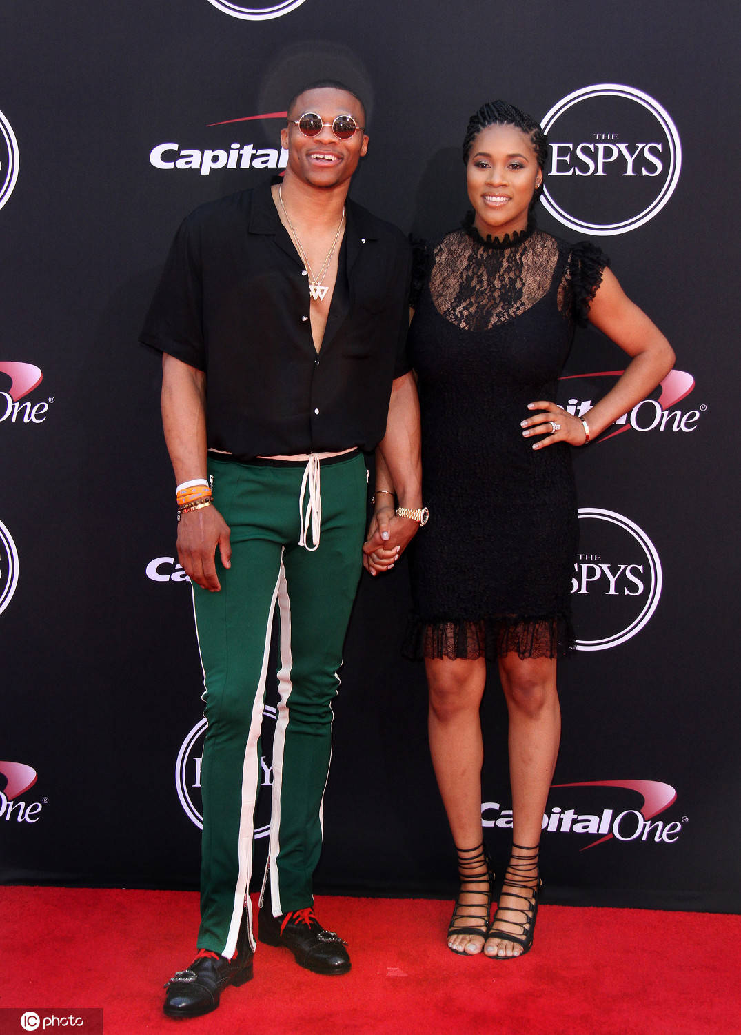 喀麦隆非洲杯大名单：姆伯莫领衔，巴索戈在列，奥纳纳无缘（喀麦隆非洲杯名单出炉：姆伯莫领衔，巴索戈入选，奥纳纳落选）