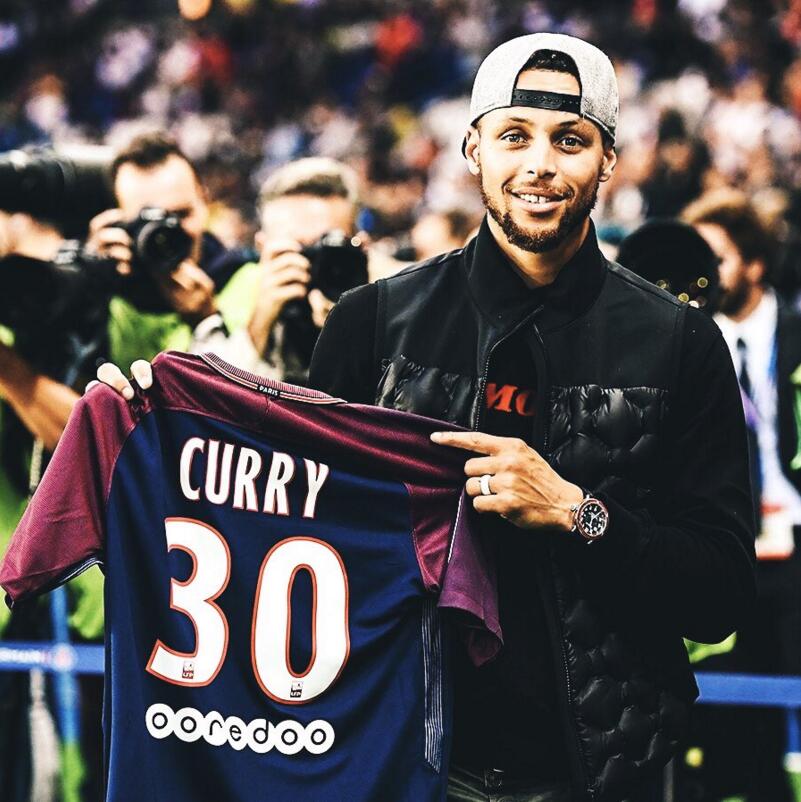 皇家马德里有意出人意料地任命阿隆索为新任主教练，而伯纳乌球员则被指控“扰乱秩序”。（皇马拟爆冷启用阿隆索挂帅，伯纳乌球员被指“闹事”）